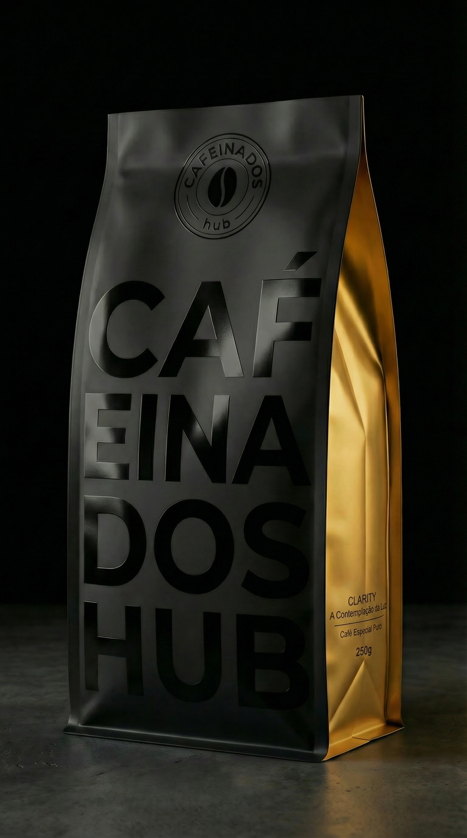 Café Especial CLARITY Cafeinados Hub - Embalagem premium preta com lateral dourada, grãos de café especial de torra clara e notas florais, certificado Safe Bean zero agrotóxico